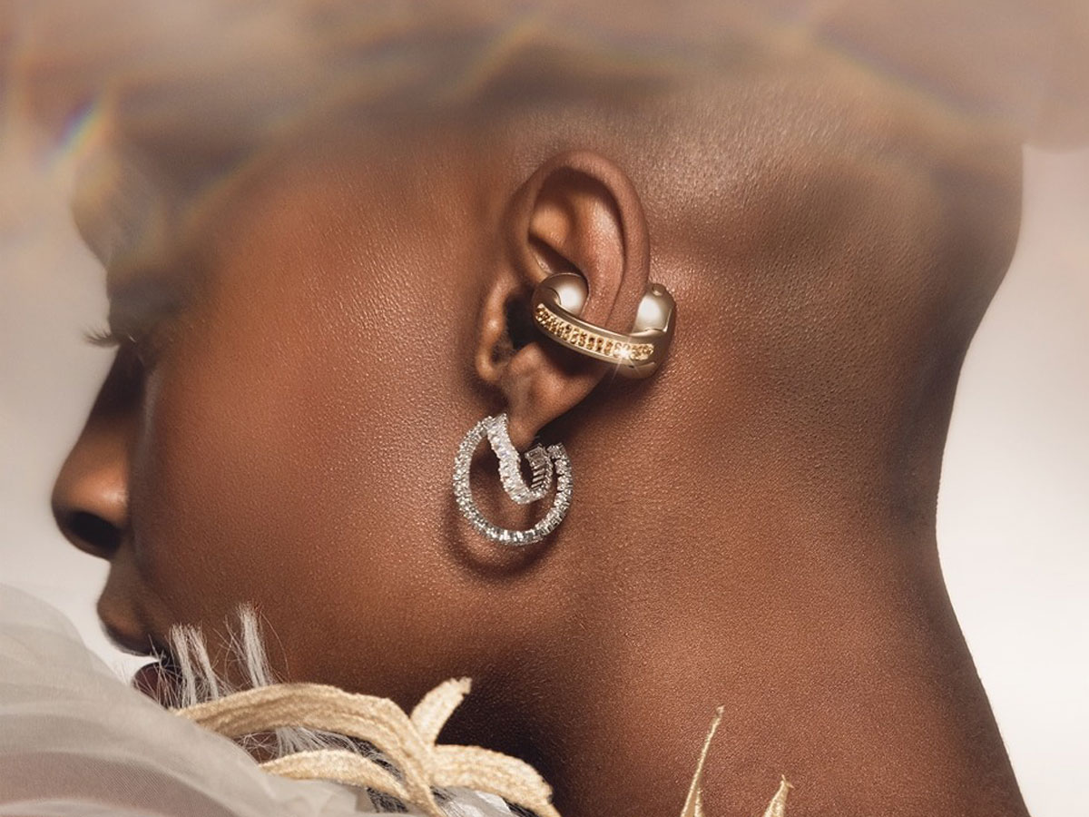 Słuchawki bezprzewodowe Motorola Moto Buds LOOP French Oak - Grafika lifestyle