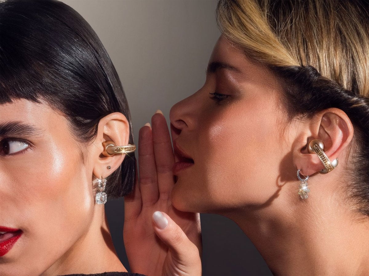 Słuchawki bezprzewodowe Motorola Moto Buds LOOP French Oak - Grafika lifestyle