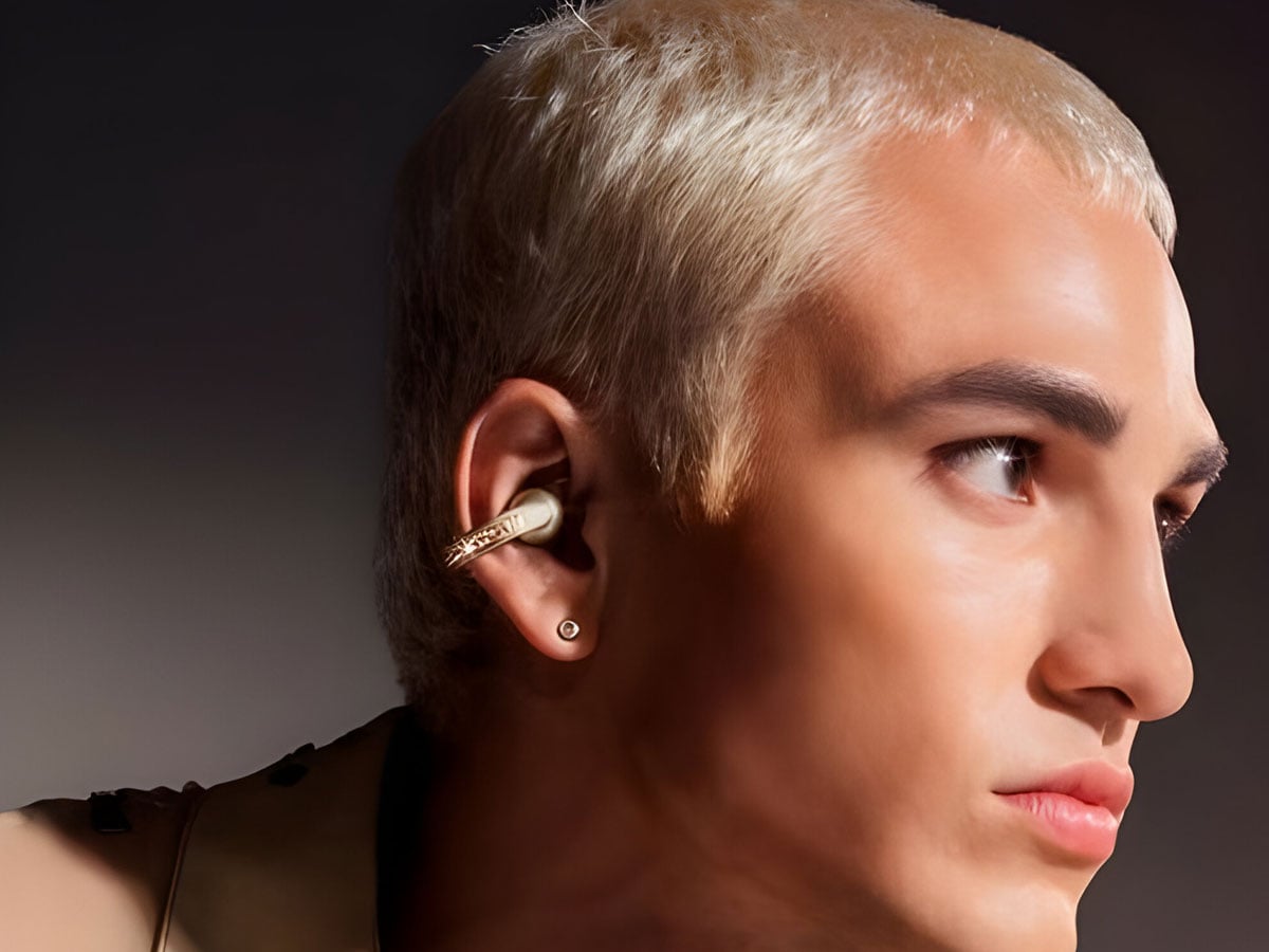 Słuchawki bezprzewodowe Motorola Moto Buds LOOP French Oak - Grafika lifestyle