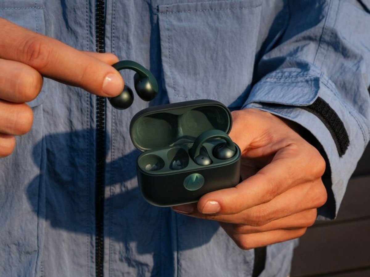 Słuchawki bezprzewodowe Motorola Moto Buds LOOP Trekking Green - Grafika lifestyle