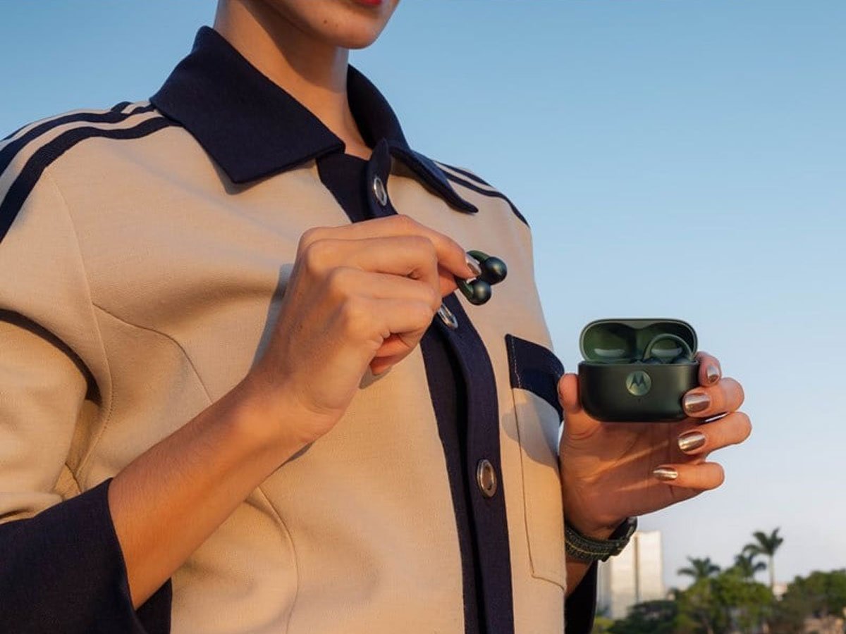 Słuchawki bezprzewodowe Motorola Moto Buds LOOP Trekking Green - Grafika lifestyle