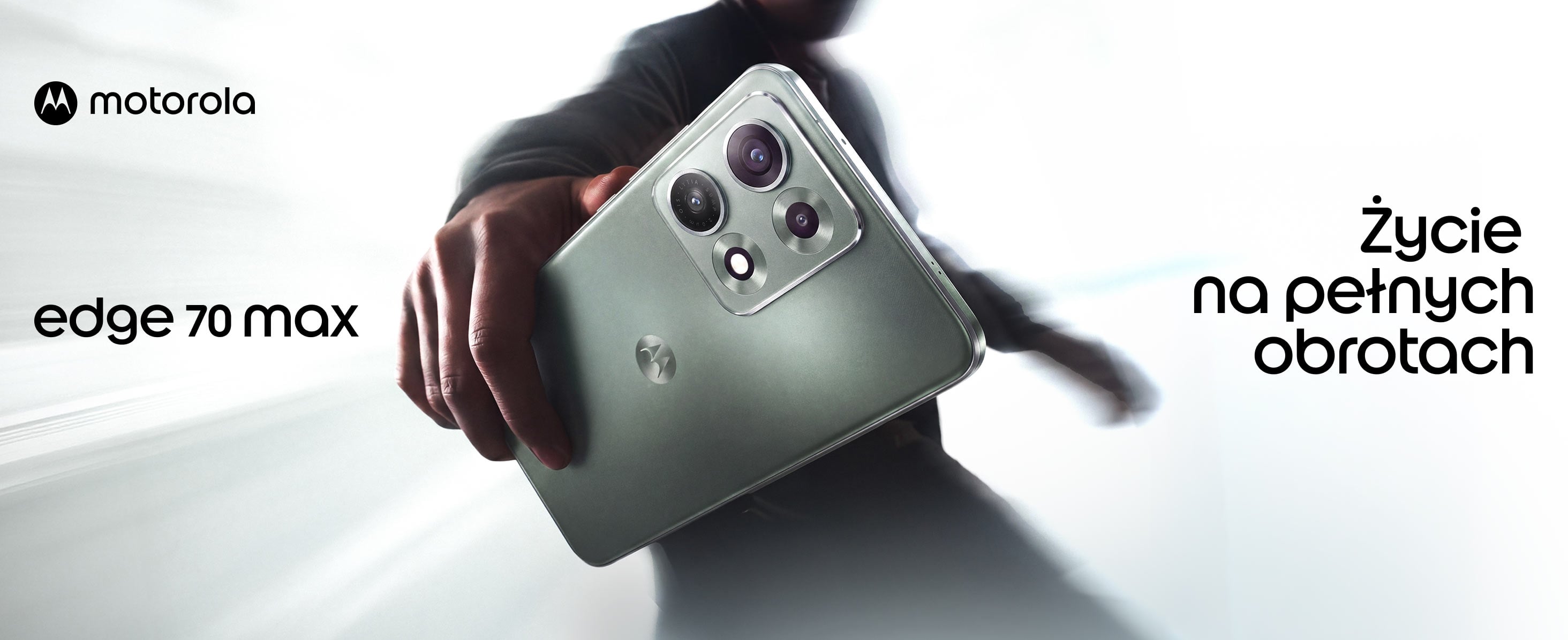 Dłoń trzymająca elegancki smartfon Motorola edge 70 max na jasnym tle