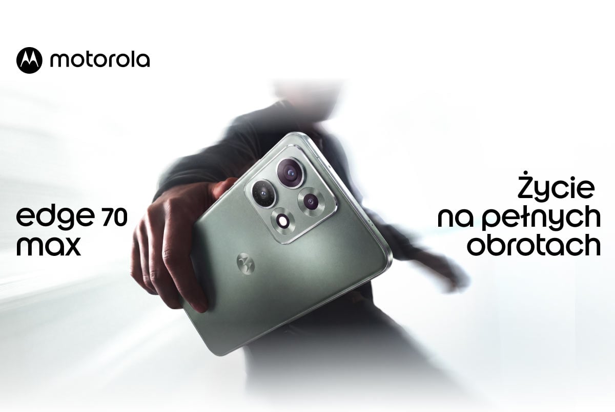 Dłoń trzyma elegancki smartfon Motorola edge 70 max na jasnym tle