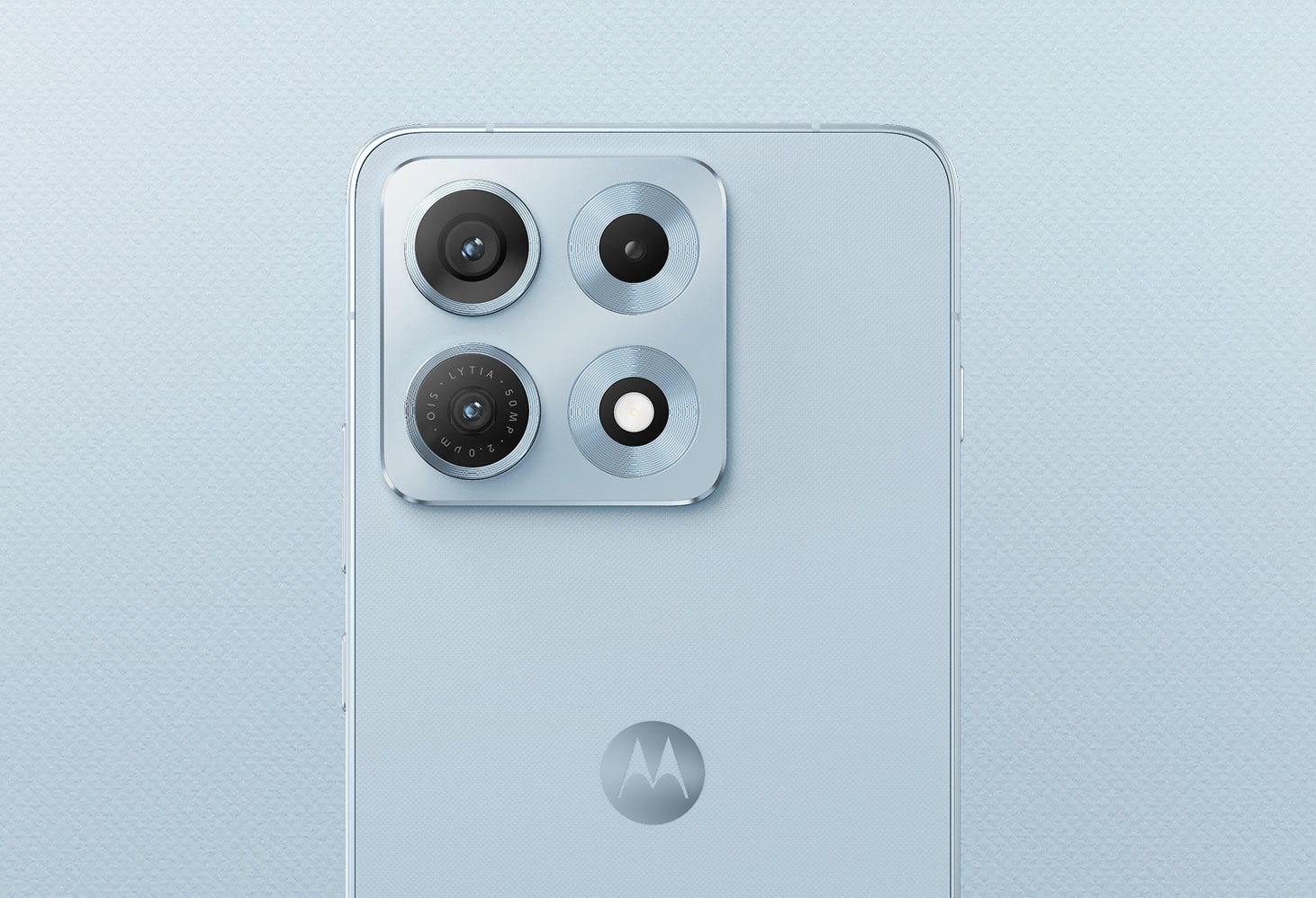 Zbliżenie na aparat i obudowę smartfona Motorola edge 70 max w chłodnym kolorze Ice Melt