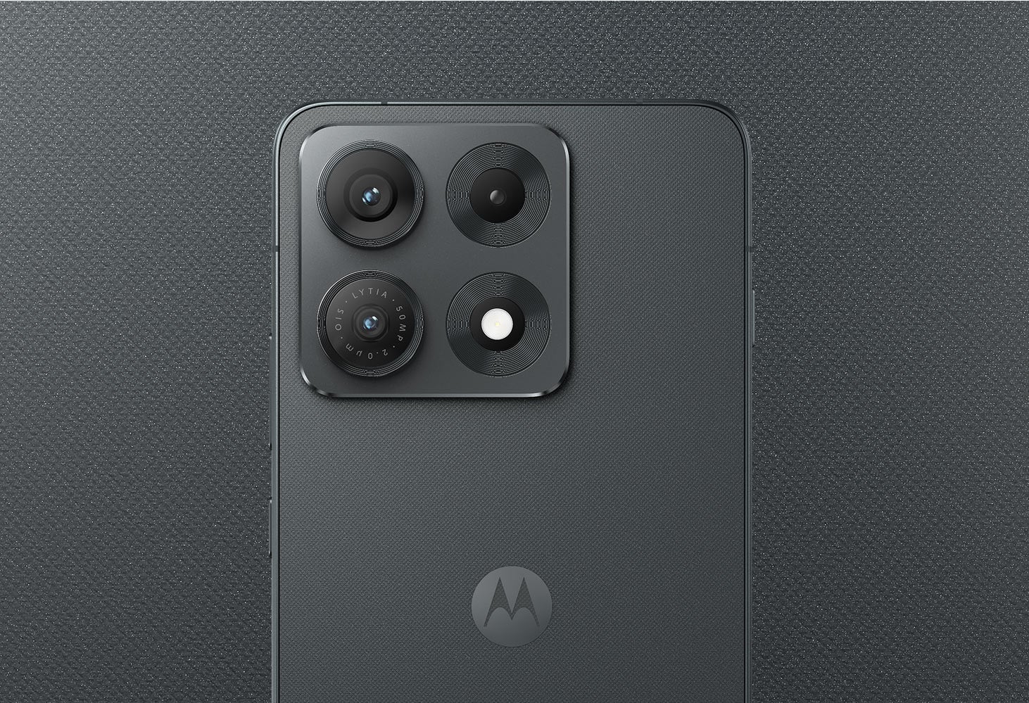 Elegancki, ciemnoszary smartfon Motorola edge 70 max w wersji kolorystycznej Dark Shadow