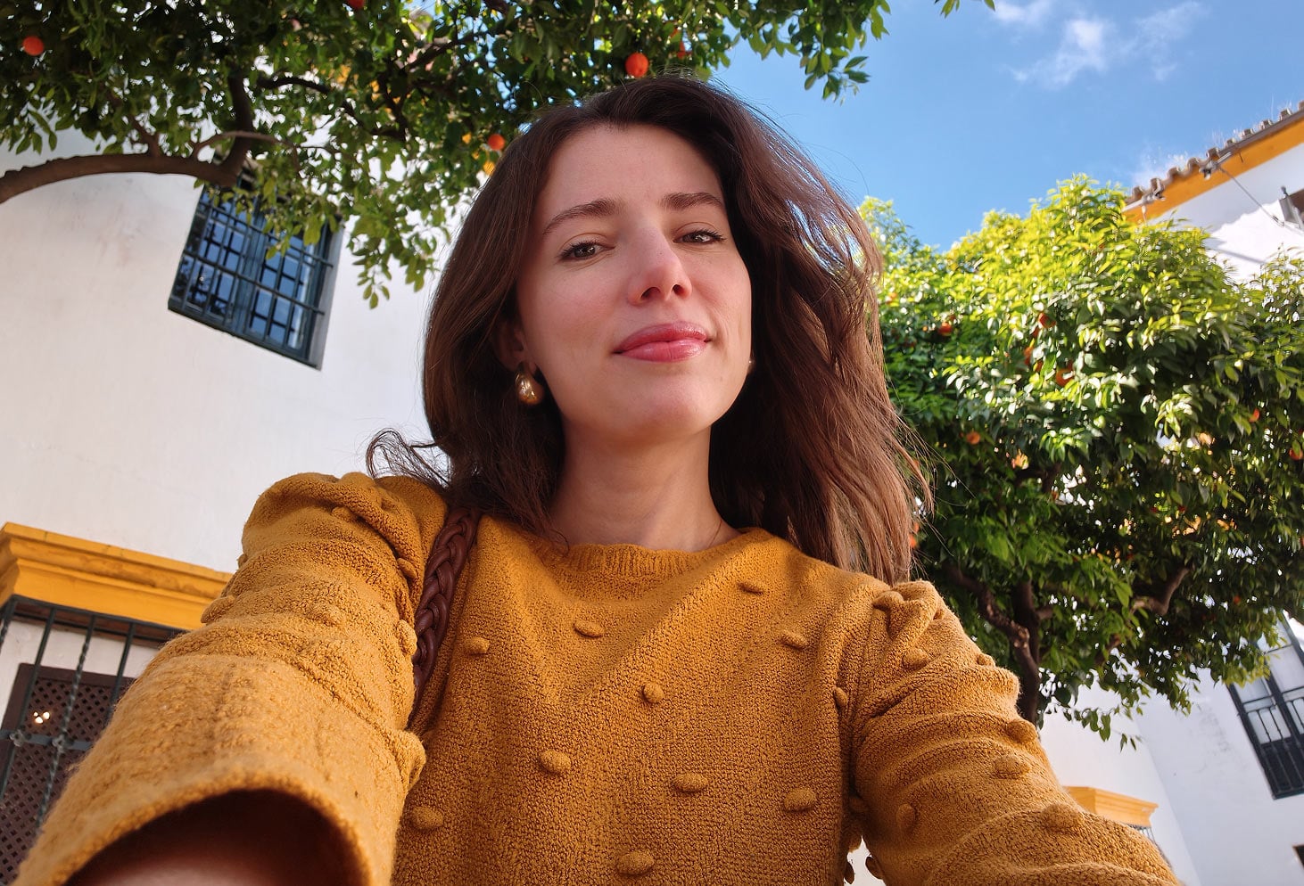 Selfie kobiety wykonane w świetle dziennym.