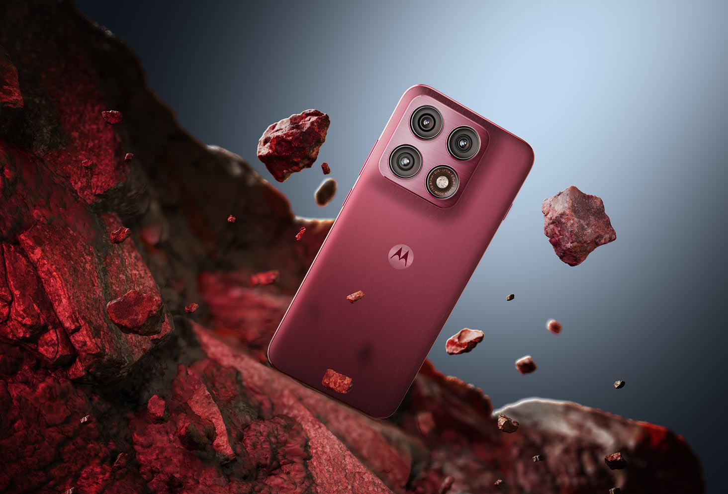Dynamiczne zdjęcie smartfonu Motorola edge 70 pro wśród odłupanych kawałków skały.