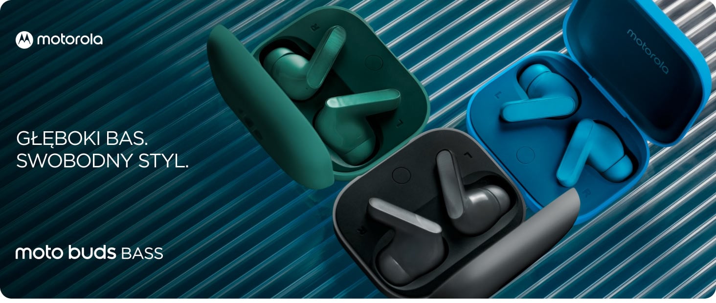 Trzy zestawy słuchawek moto buds bass w kolorach zielonym, czarnym i niebieskim w otwartych etui ładujących