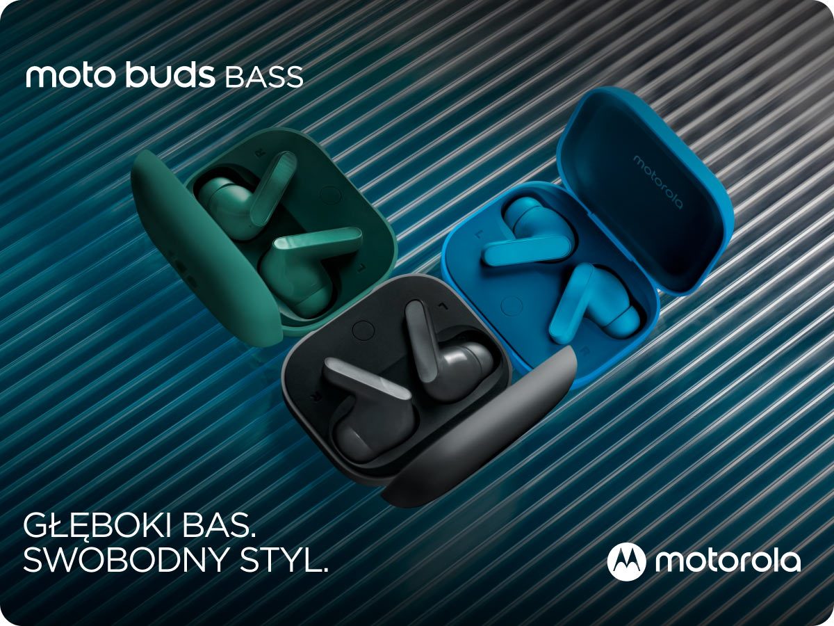 Trzy zestawy słuchawek moto buds bass w kolorach zielonym, czarnym oraz niebieskim w otwartych etui ładujących