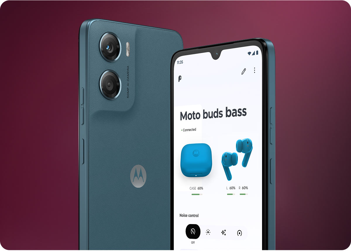 Tył ciemnego smartfona Motorola obok ekranu z otwartą aplikacją do sterowania funkcjami słuchawek