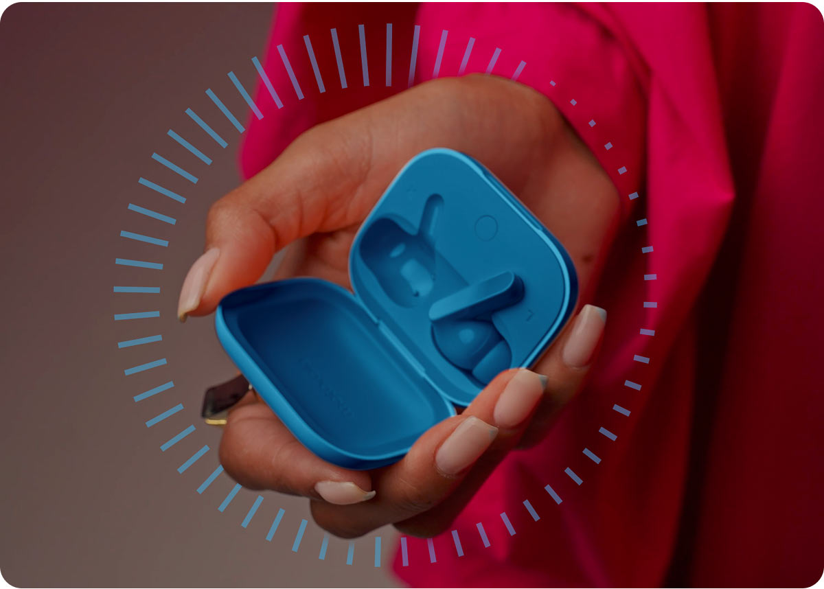 Osoba w różowej bluzce trzyma otwarte, niebieskie etui ze słuchawkami. W tle kolista grafika postępu ładowania