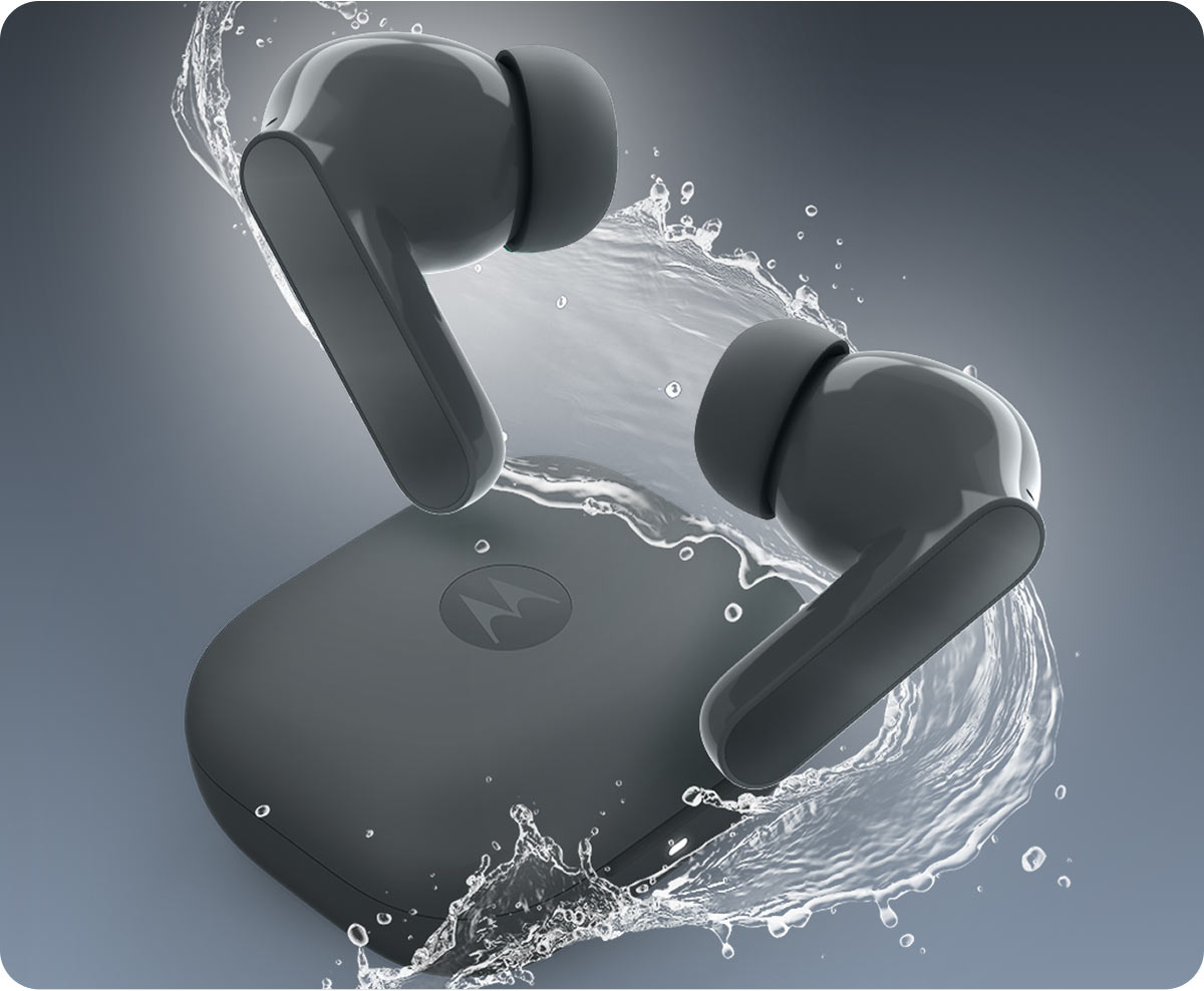 Słuchawki moto buds bass i etui ochlapane kroplami wody, podkreślające hydrofobową powłokę urządzenia