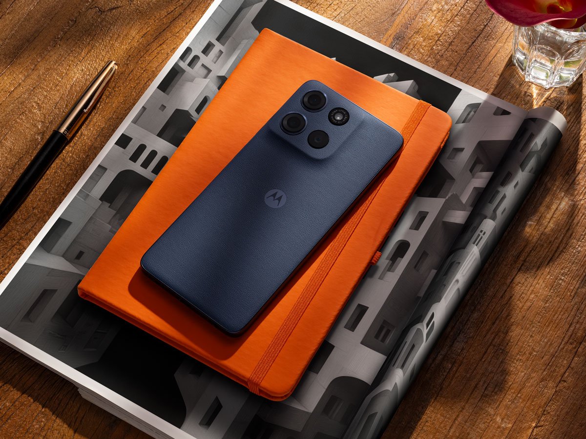 Motorola moto g56 5G na notatniku