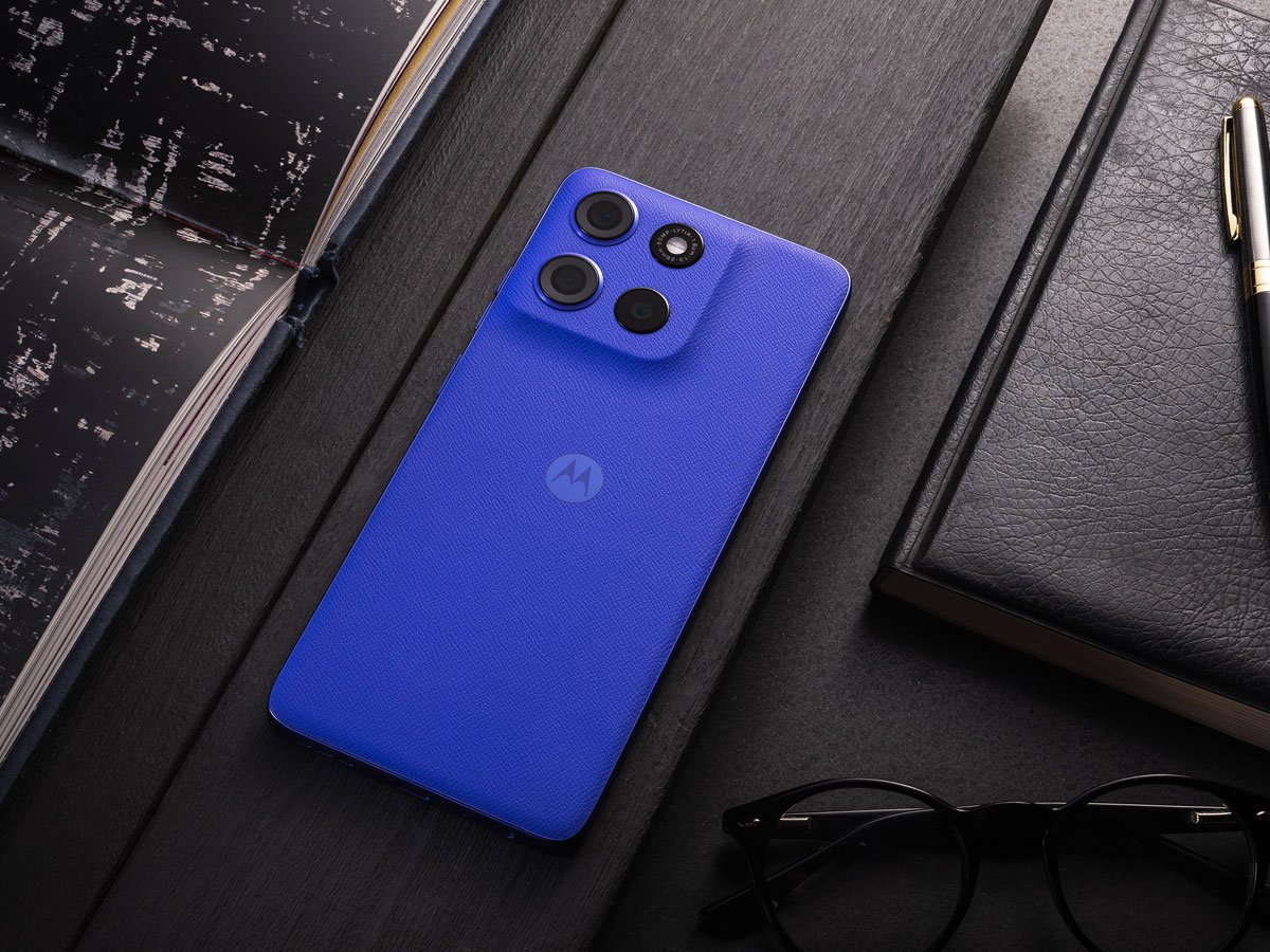Motorola moto g56 5G na biurku