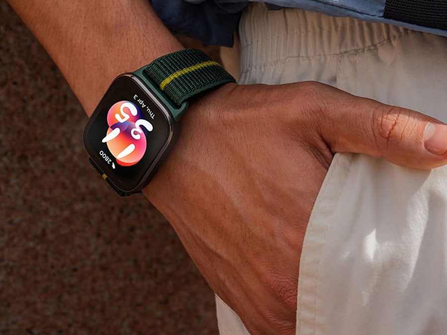 Motorola moto watch fit na nadgarstku