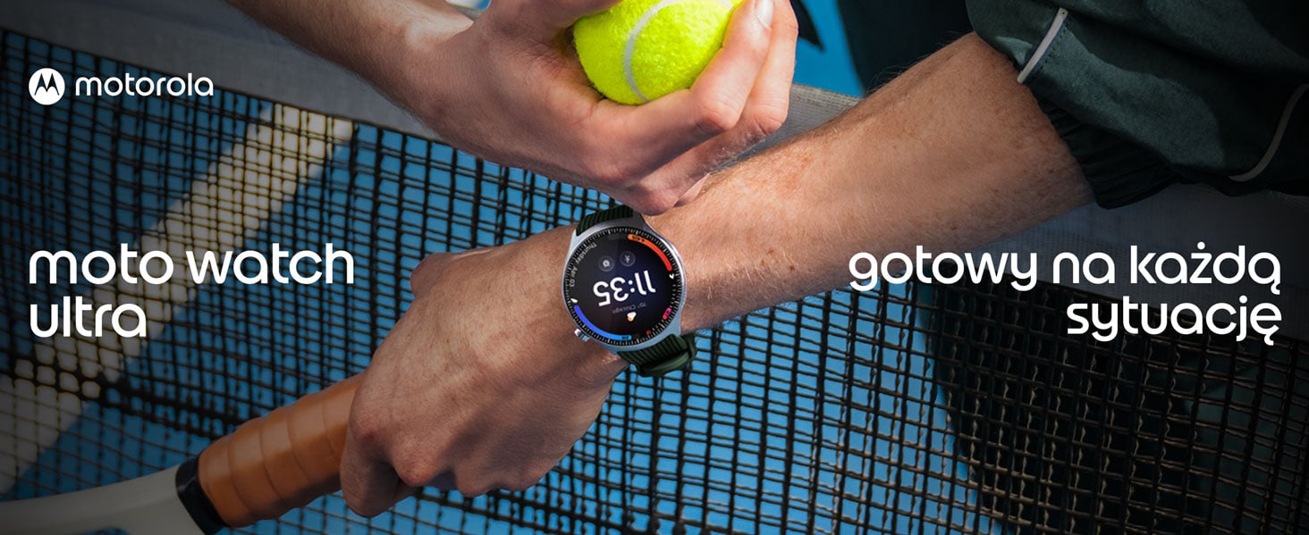Dłonie gracza na korcie tenisowym trzymające rakietę i piłkę, z widocznym smartwatchem moto watch ultra