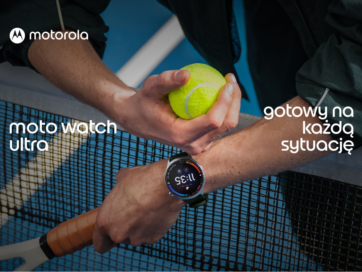 Dłonie gracza na korcie tenisowym trzymające rakietę oraz piłkę, z widocznym smartwatchem moto watch ultra