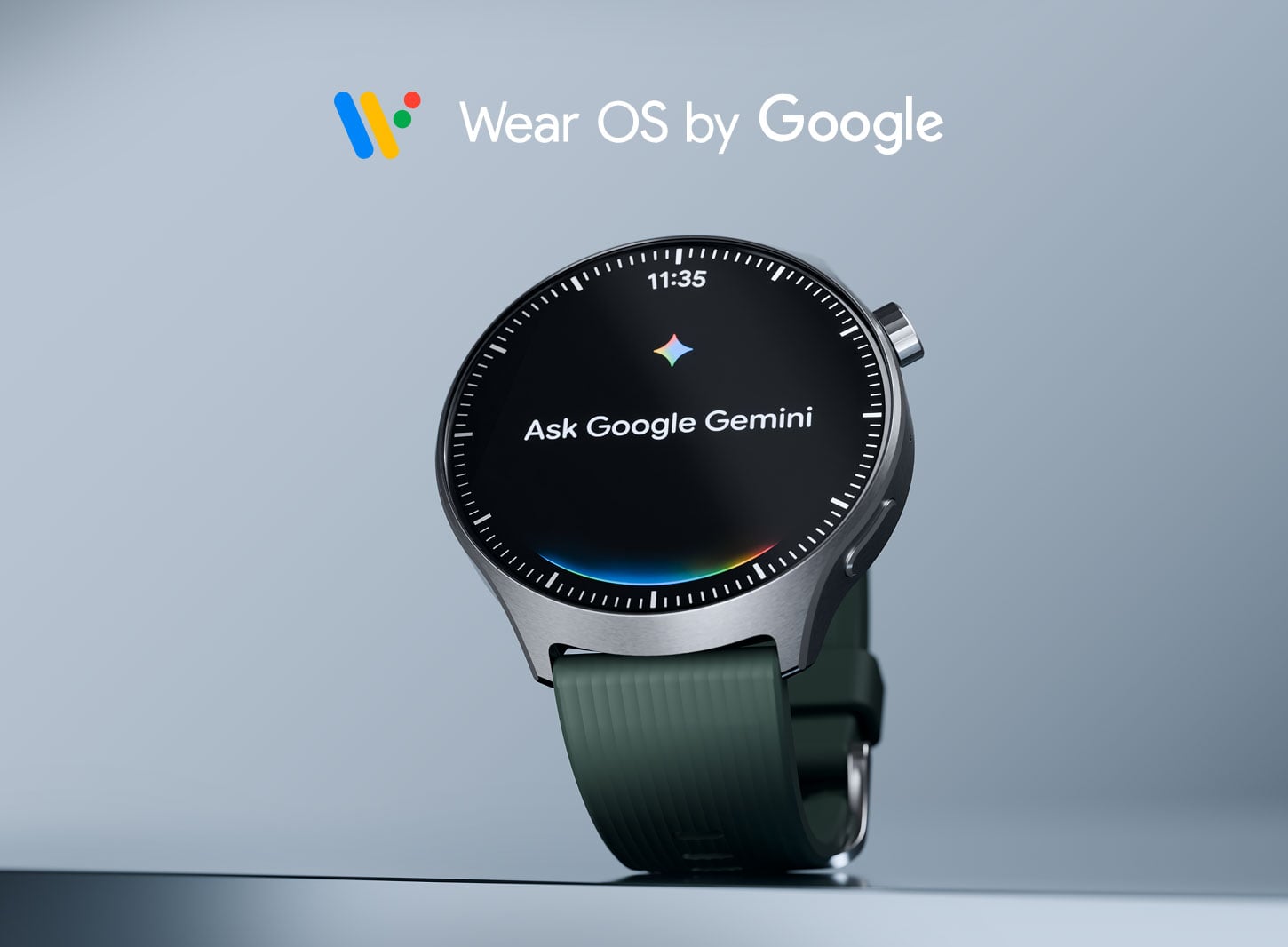 Zegarek moto watch ultra z ciemną tarczą i systemem Wear OS by Google ustawiony pionowo na jasnym tle