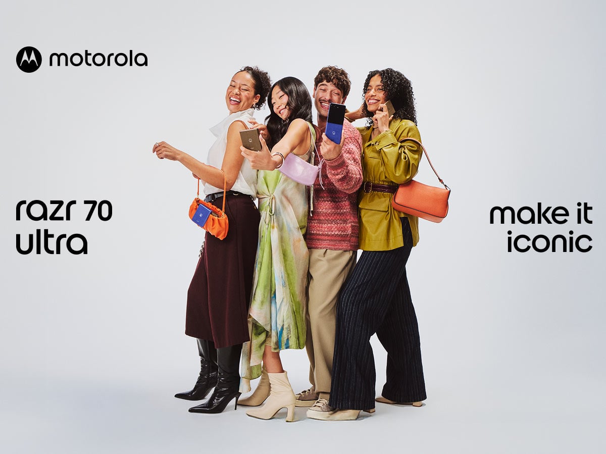 Grupa uśmiechniętych ludzi korzystających z różnych funkcji smartfonów Motorola razr 70 ultra.