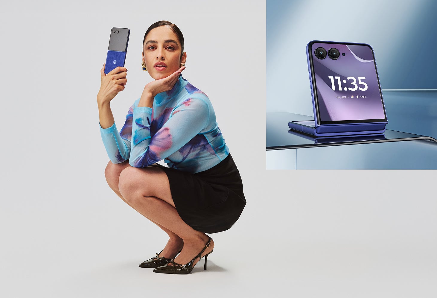 Kucająca modelka prezentuje niebieski telefon, obok widok na funkcjonalny ekran zewnętrzny.