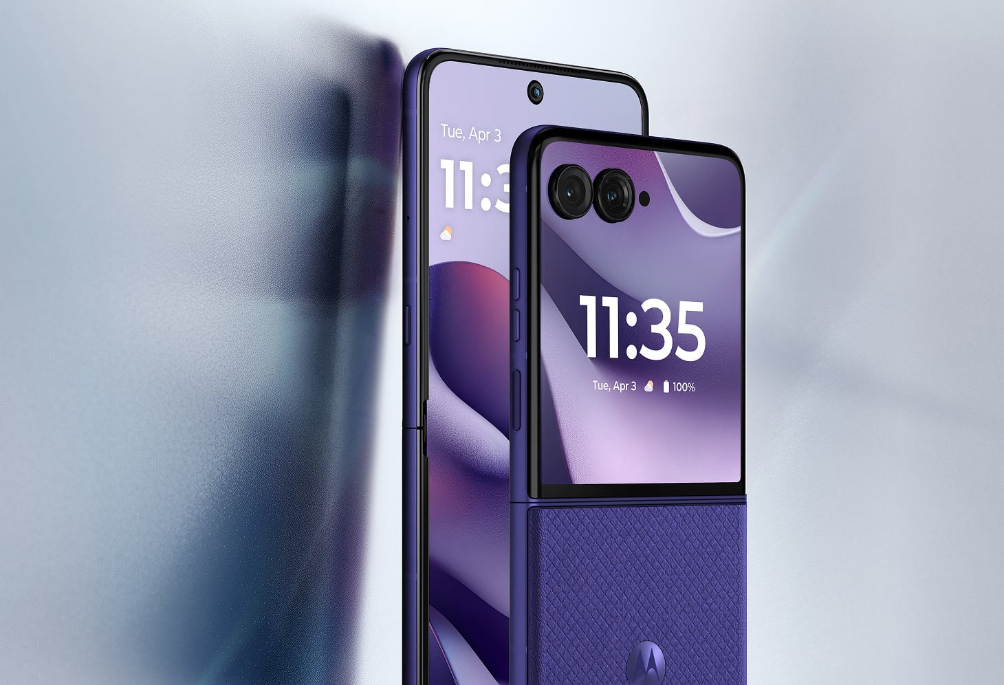 Zestawienie dwóch smartfonów razr 70 ultra w kolorze fioletowym, jednego przodem, drugiego tyłem.