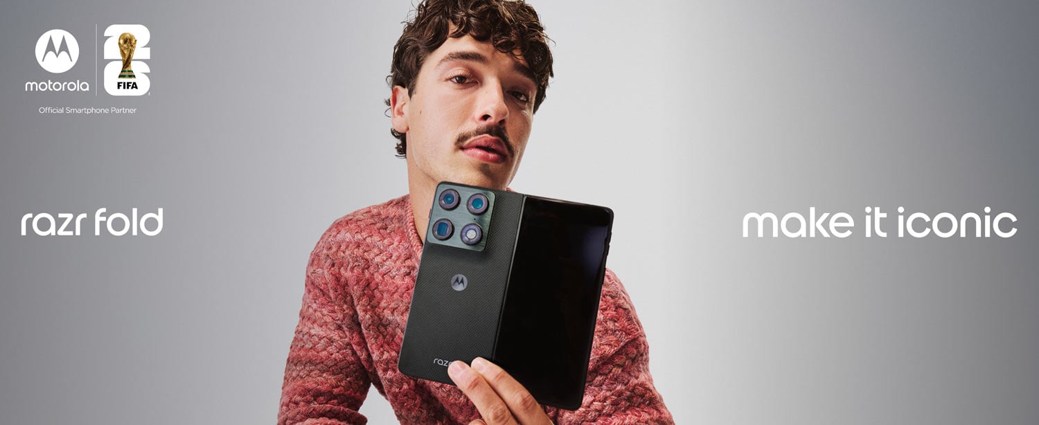 Mężczyzna trzymający przed sobą czarny smartfon razr fold w trybie rozłożonym