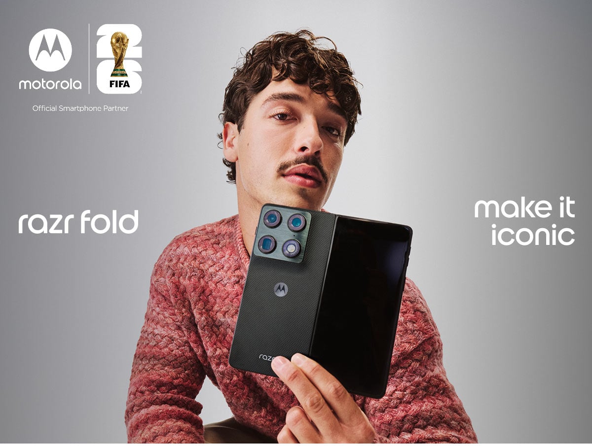 Mężczyzna trzymaja przed sobą czarny smartfon razr fold w trybie rozłożonym