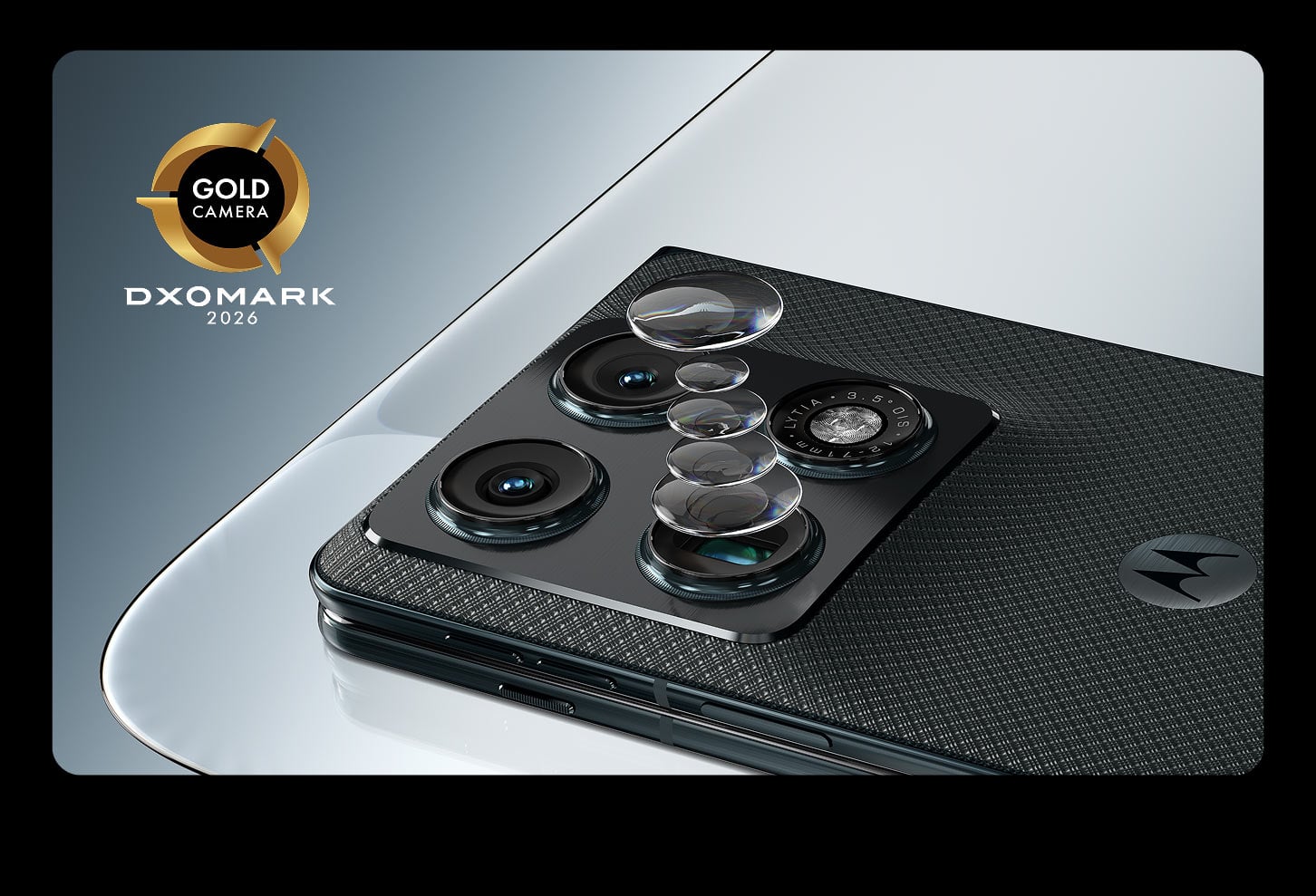 Zbliżenie eksponujące obiektywy aparatu na teksturowanej obudowie urządzenia