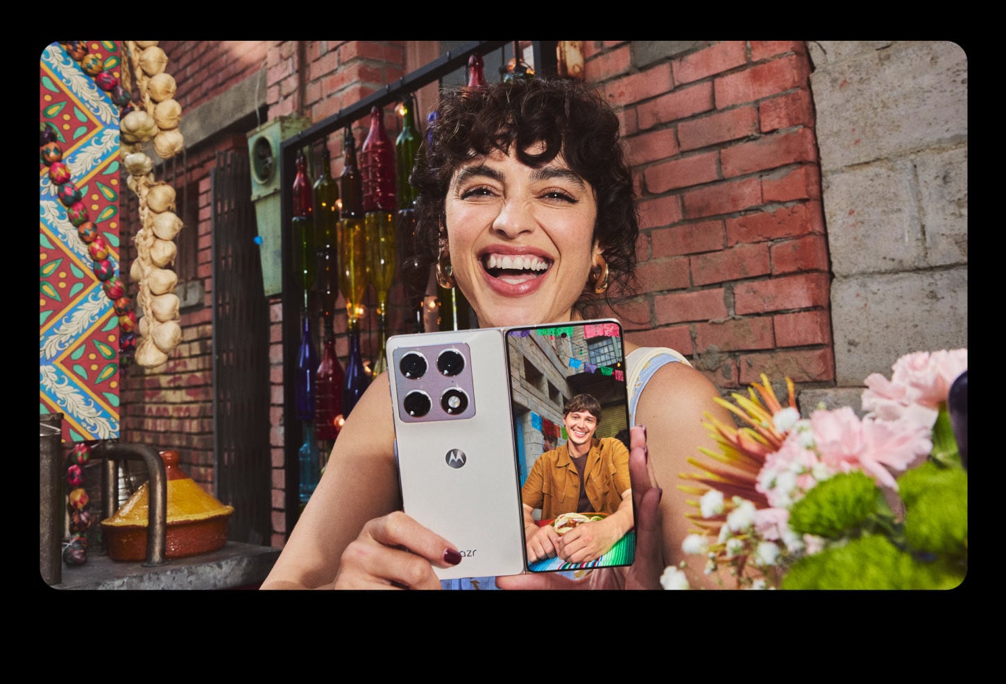 Kobieta eksponująca podgląd zdjęcia na zewnętrznym ekranie smartfonu razr fold