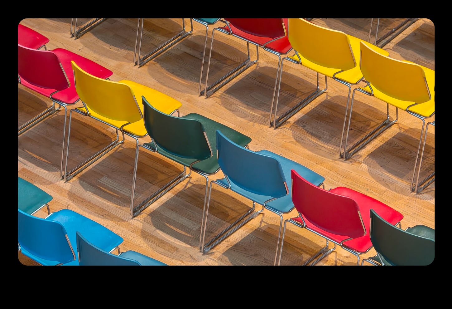Zdjęcie rzędów kolorowych krzeseł, demonstrujące wysoką szczegółowość i kolory matrycy
