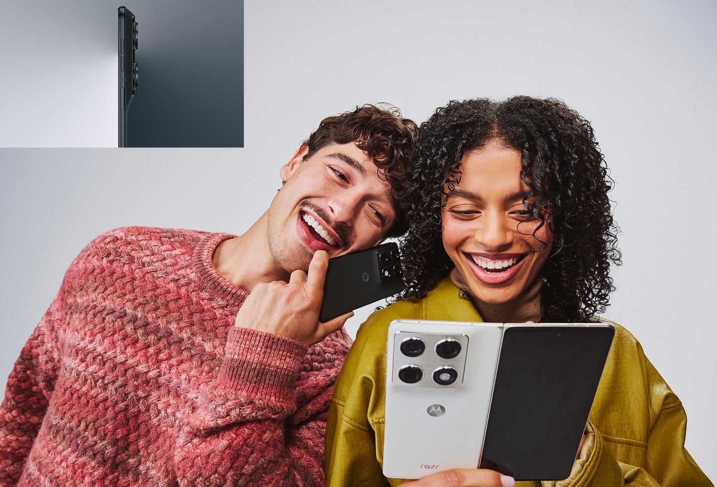Para uśmiechniętych ludzi trzymających dwa warianty kolorystyczne smartfona razr fold