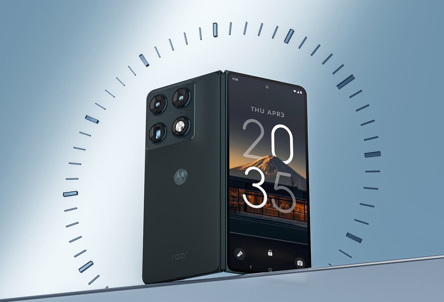 Czarny, lekko rozłożony smartfon z elegancką grafiką zegara na zewnętrznym wyświetlaczu