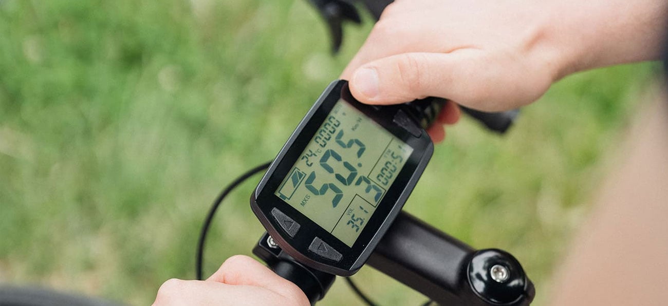 Rower elektryczny Motus Oolter Torm-S Black - Zbliżenie na kierownicę i wyświetlacz