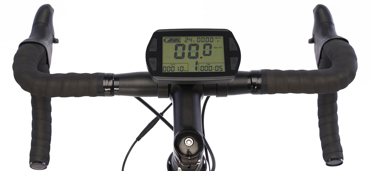 Rower elektryczny Motus Oolter Torm-S Black - Zbliżenie na kierownicę i wyświetlacz