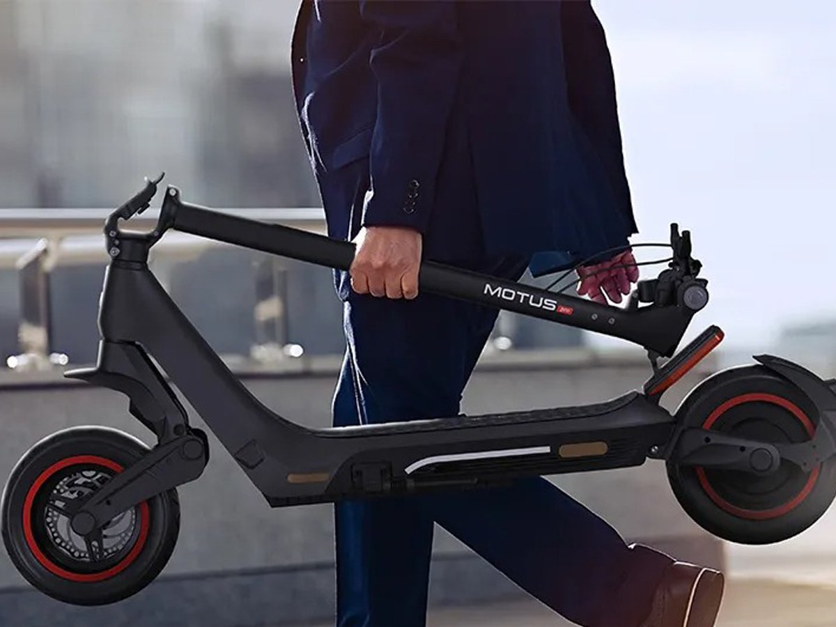 Hulajnoga elektryczna Motus PRO 10 Urban - Grafika lifestyle