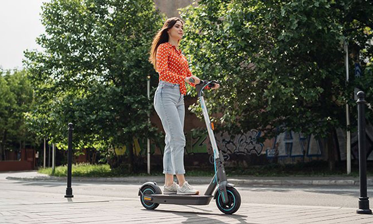 Hulajnoga elektryczna Motus Scooty 10 Gen5 - Grafika lifestyle