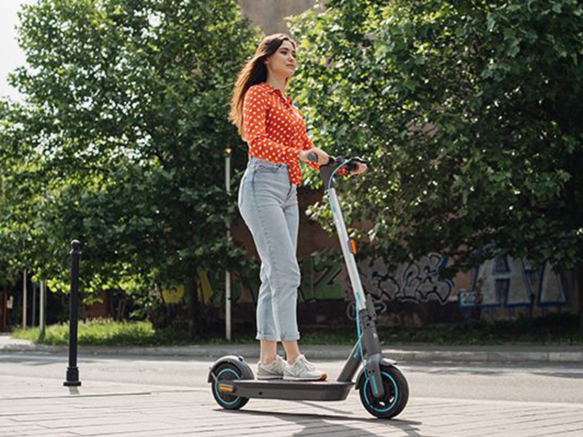 Hulajnoga elektryczna Motus Scooty 10 Gen5 - Grafika lifestyle