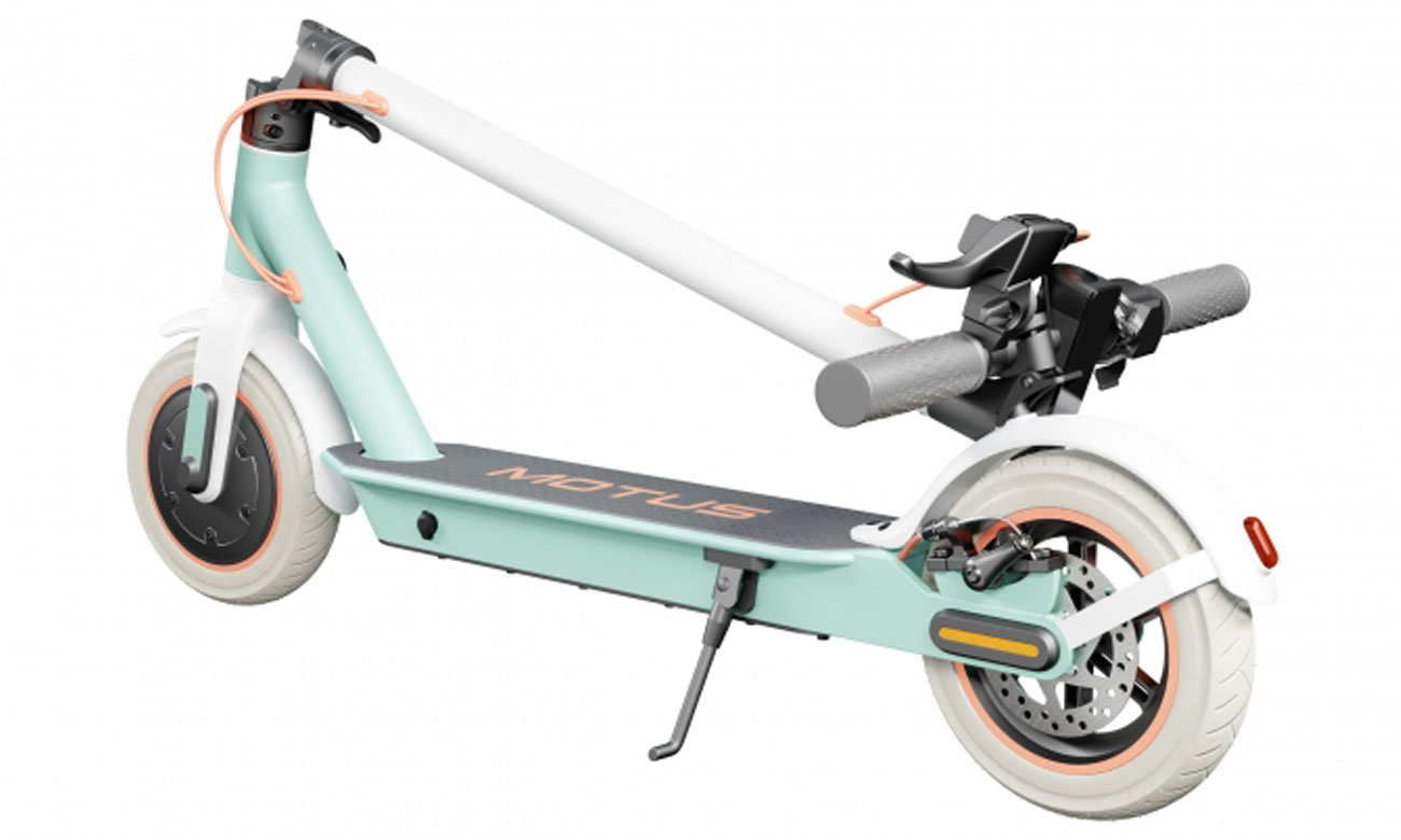 Hulajnoga elektryczna Motus Scooty 10 Lite 2022 Biało-zielona - Widok od przodu pod kątem, złożona konstrukcja