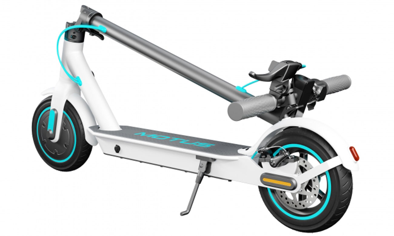 Hulajnoga elektryczna Motus Scooty 10 Lite 2022 Biała - Widok od przodu pod kątem, złożona konstrukcja
