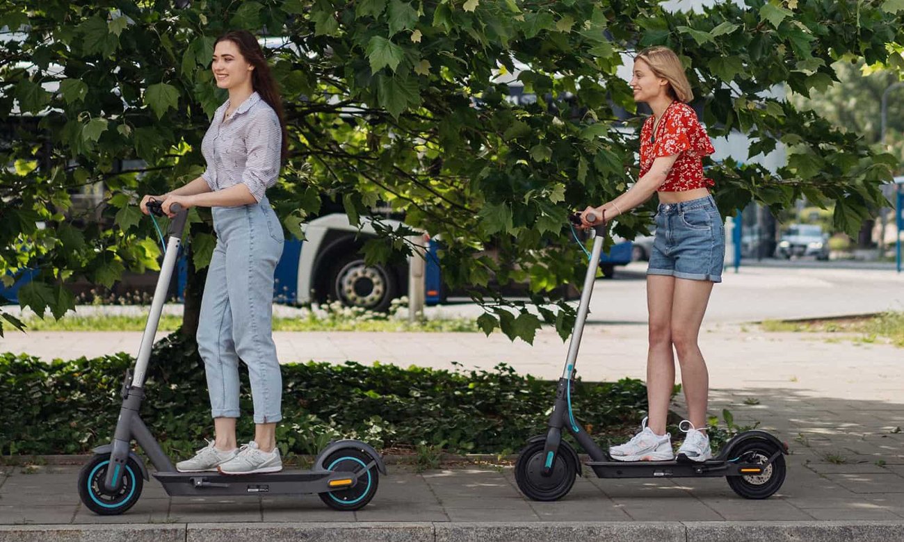 Hulajnoga elektryczna Motus Scooty 10 Lite 2023 - Szybka jazda dzięki mocnemu silnikowi