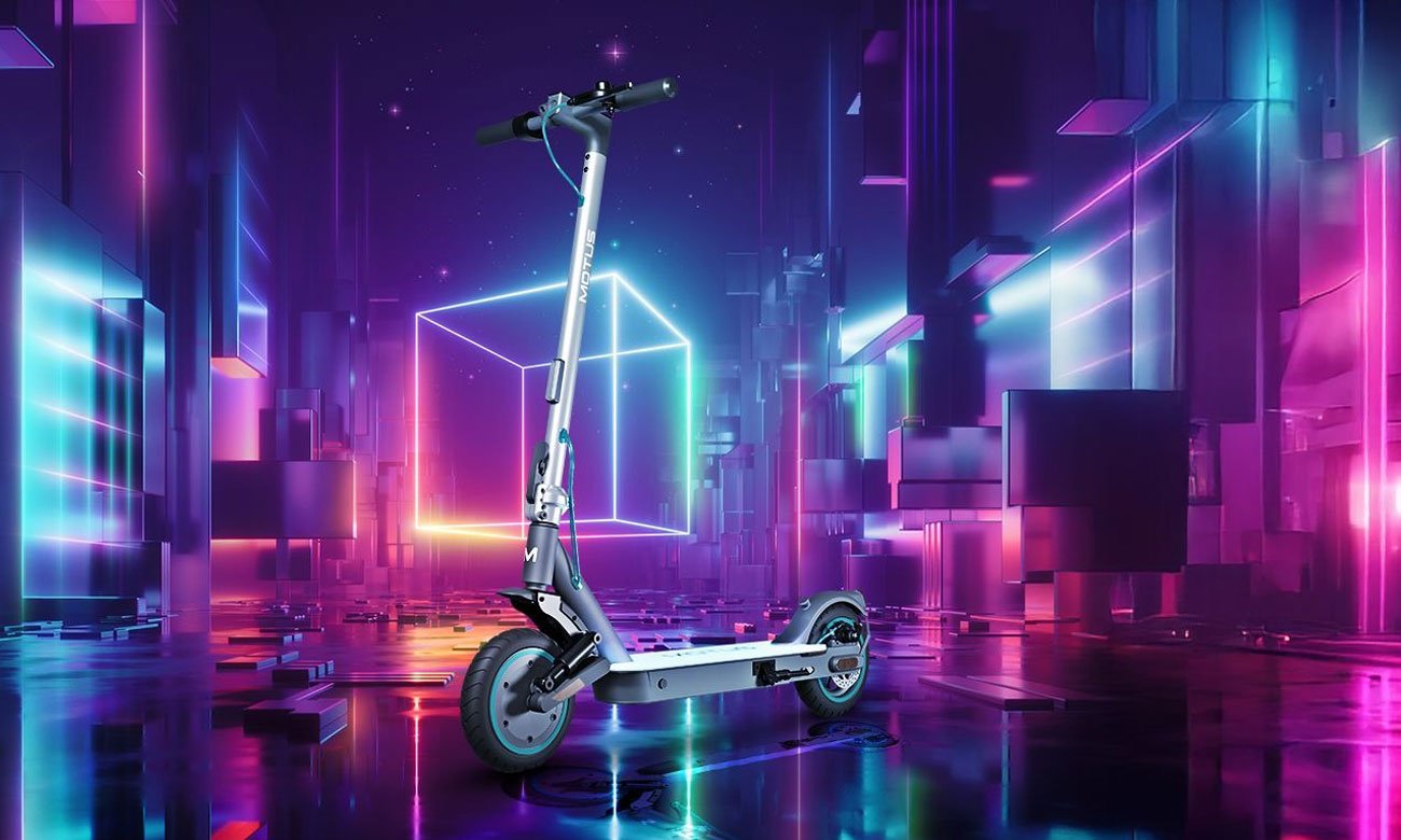 Hulajnoga elektryczna Motus Scooty 8.5 NeoLite - Widok od przodu pod kątem, grafika z tłem