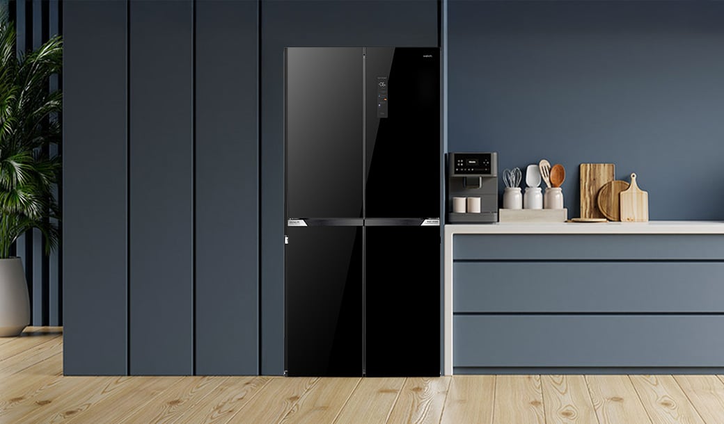 Lodówka Multidoor Slot-In MPM-503-SSI-13/D  w ciemnej zabudowie kuchennej.
