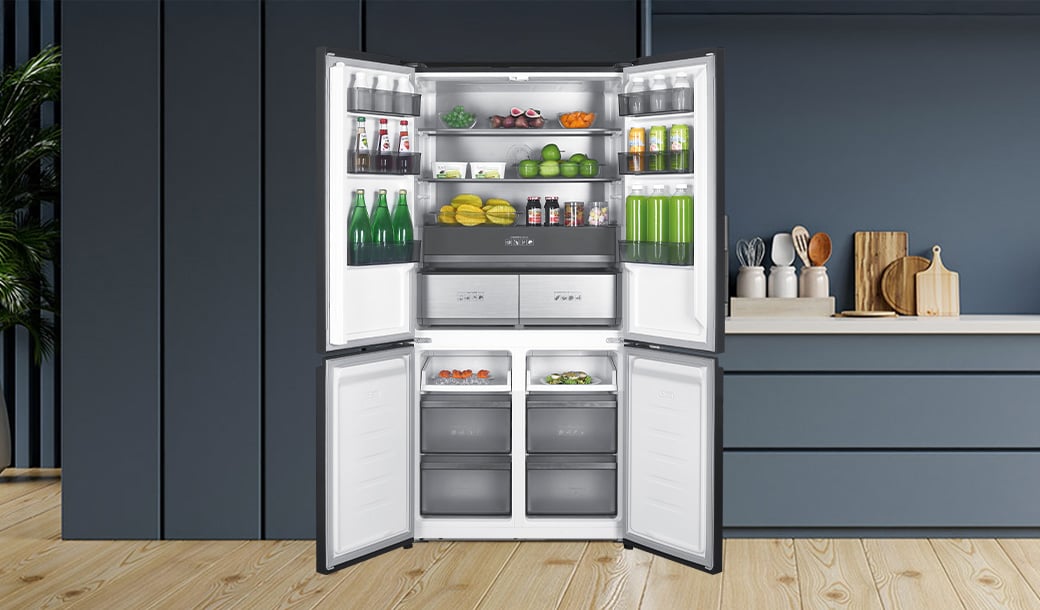 Otwarta ;odówka Multidoor Slot-In MPM-503-SSI-13/D  w ciemnej zabudowie kuchennej.