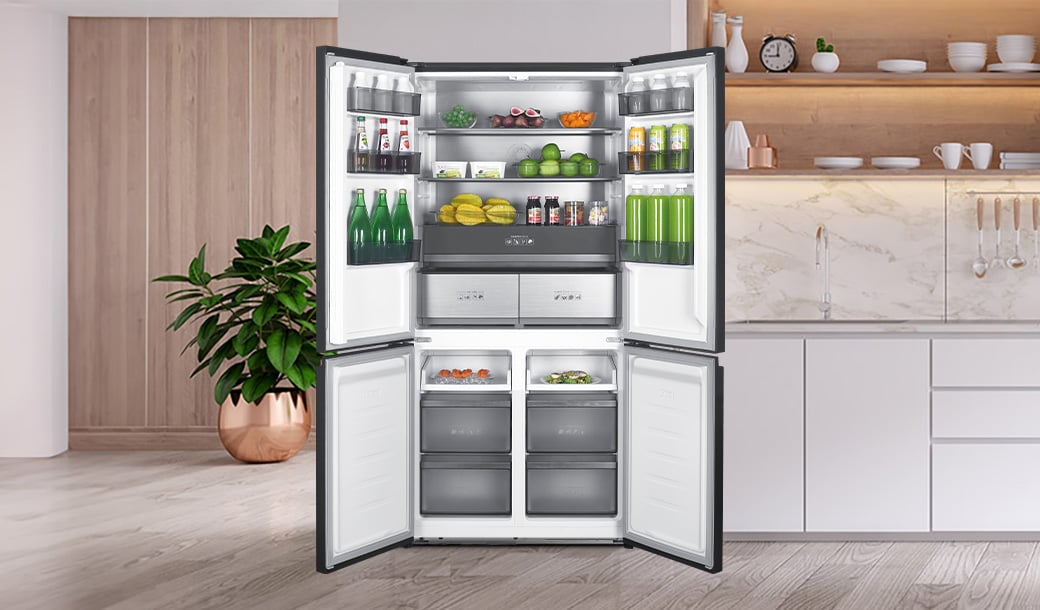 Otwarta lodówka Multidoor Slot-In MPM-503-SSI-13/D w jasnej zabudowie kuchennej.