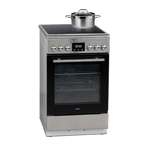 Kuchenka elektryczna z płytą ceramiczną MPM-55-KEC-40. Na płycie garnek z pokrywką.