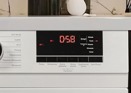 Zbliżenie na elektroniczny panel sterowania pralki automatycznej MPM-5712-PK-45.