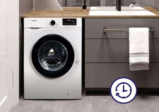 Pralka automatyczna MPM-5712-PK-45 w nowoczesnej łazience obok szafki z umywalką.