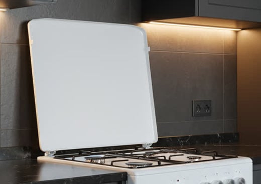 Kuchnia gazowo-elektryczna MPM-66-KGM-10  z podniesioną pokrywą płyty gazowej w zabudowie kuchennej.
