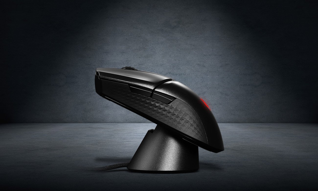 MSI CLUTCH GM31 LIGHTWEIGHT WIRELESS na stacji ładującej