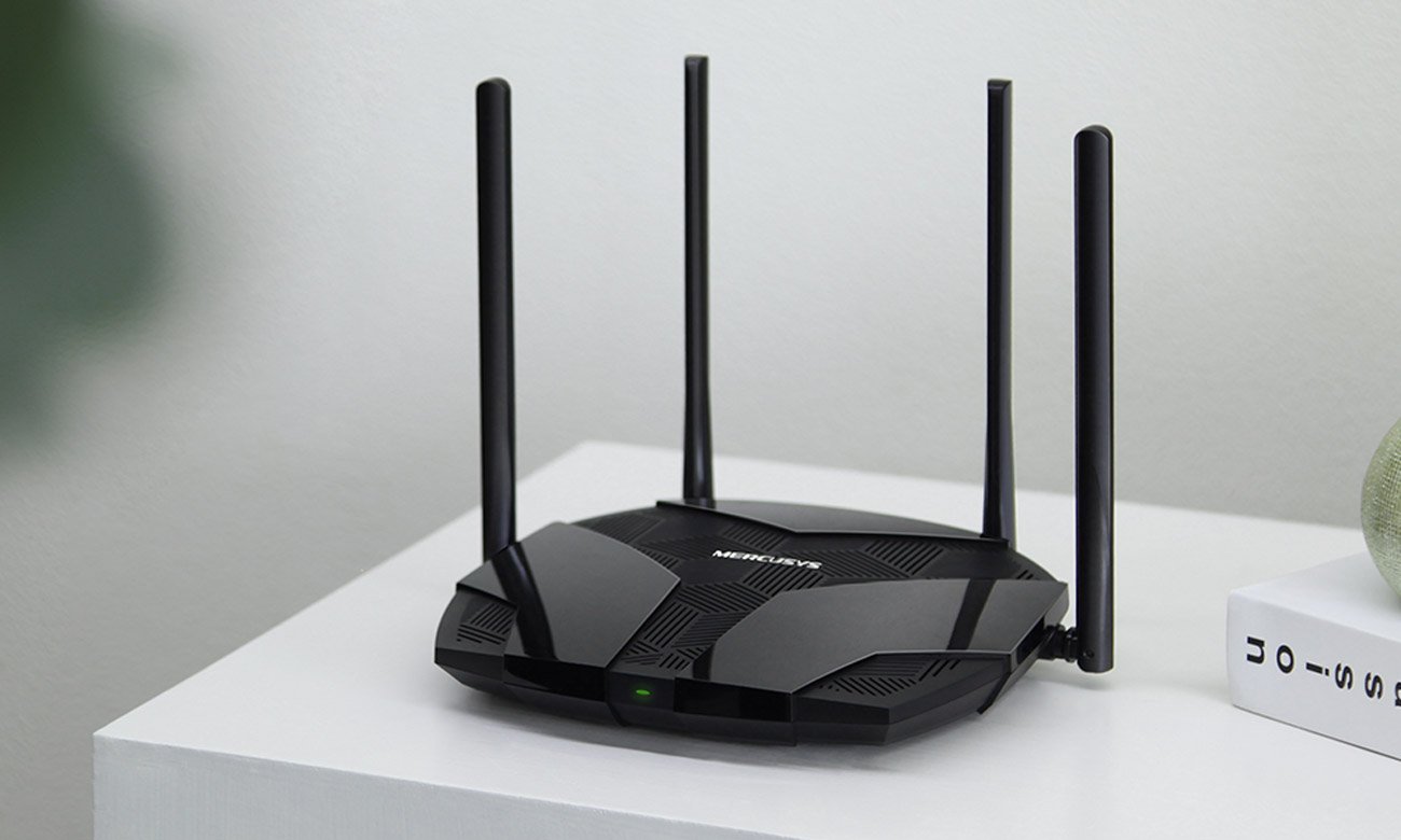 Router Mercusys MR80X auf dem Schreibtisch